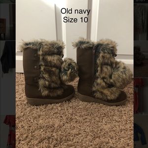 Fuzzy boots new without tag